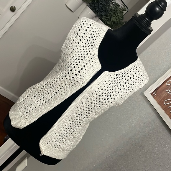 handmade knitted sweaters vest ideal for these cold days - Picture 1 of 5